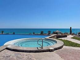 Stylish Condo With Serene Beach Infinity Pool