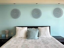 Stylish Condo With Serene Beach Infinity Pool
