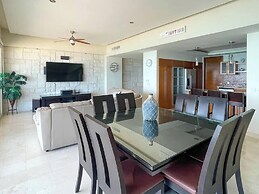 Stylish Condo With Serene Beach Infinity Pool