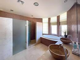 Stylish Condo With Serene Beach Infinity Pool
