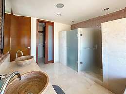 Stylish Condo With Serene Beach Infinity Pool