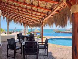 Stylish Condo With Serene Beach Infinity Pool
