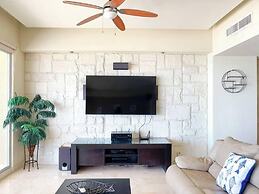 Stylish Condo With Serene Beach Infinity Pool