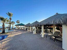 Stylish Condo With Serene Beach Infinity Pool