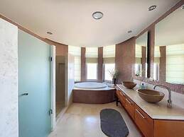 Stylish Condo With Serene Beach Infinity Pool