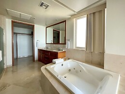 Oceanfront Condo With Astonishing View