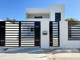 Spacious 3BR House Near Iconic Sandy Beach