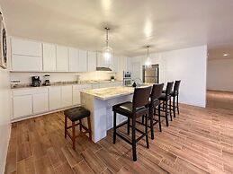 Spacious 3BR House Near Iconic Sandy Beach