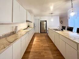 Spacious 3BR House Near Iconic Sandy Beach