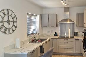 Peterborough - House - Sleeps 8 - Parking - Garden
