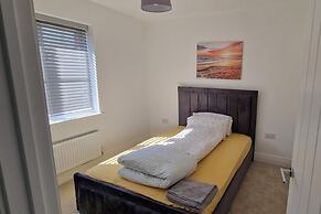 Peterborough - House - Sleeps 8 - Parking - Garden