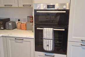 Peterborough - House - Sleeps 8 - Parking - Garden