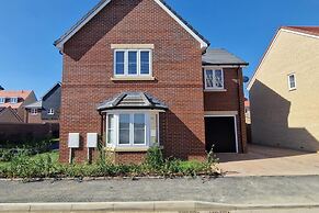 Peterborough - House - Sleeps 8 - Parking - Garden