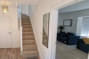 Peterborough - House - Sleeps 8 - Parking - Garden