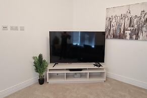 Peterborough - House - Sleeps 8 - Parking - Garden