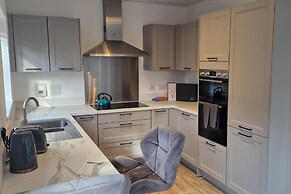 Peterborough - House - Sleeps 8 - Parking - Garden