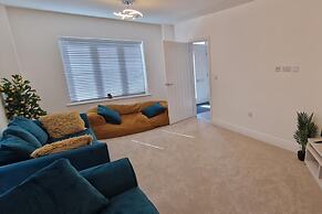 Peterborough - House - Sleeps 8 - Parking - Garden