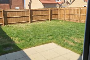 Peterborough - House - Sleeps 8 - Parking - Garden