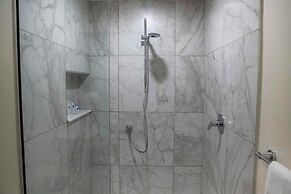 Capital Emerald Line 1 bed  by YourHost