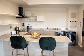 Capital Emerald Line 1 bed  by YourHost