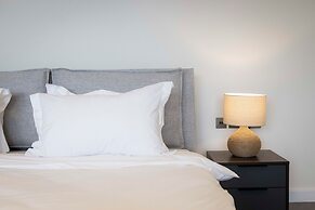 Capital Emerald Line 1 bed  by YourHost