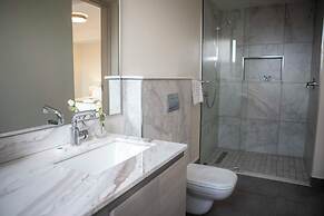 Capital Emerald Line 1 bed  by YourHost