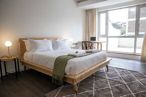 Capital Emerald Line 1 bed  by YourHost