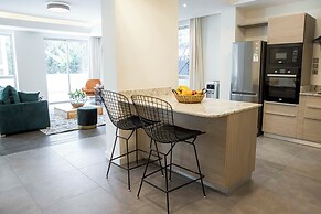 Capital Emerald Line 1 bed  by YourHost