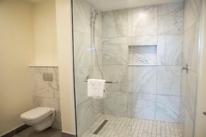 Capital Emerald Line 1 bed  by YourHost