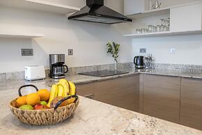 Capital Emerald Line 1 bed  by YourHost
