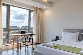 Capital Emerald Line 1 bed  by YourHost