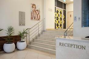 Capital Emerald Line 1 bed  by YourHost