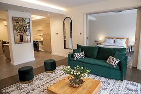 Capital Emerald Line 1 bed  by YourHost