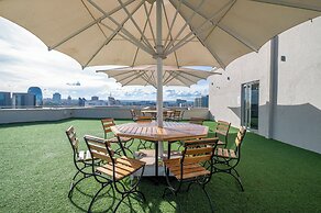 Capital Emerald Line 1 bed  by YourHost