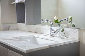Capital Emerald Line 1 bed  by YourHost