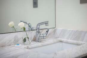 Capital Emerald Line 1 bed  by YourHost