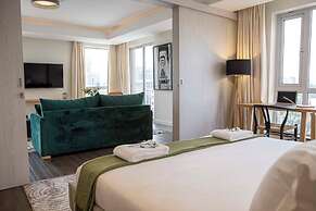 Capital Emerald Line 1 bed  by YourHost
