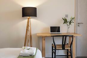 Capital Emerald Line 1 bed  by YourHost