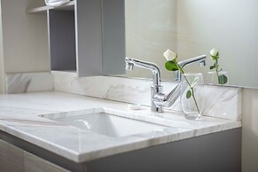 Capital Emerald Line 1 bed  by YourHost