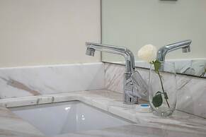 Capital Emerald Line 1 bed  by YourHost