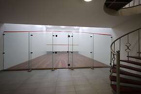 Capital Emerald Line 1 bed  by YourHost