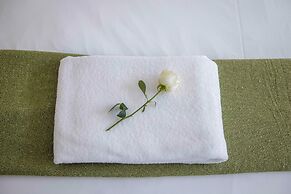 Capital Emerald Line 1 bed  by YourHost