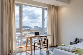 Capital Emerald Line 1 bed  by YourHost