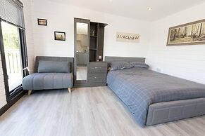 Beautiful Open Plan Lakeside Lodge, Shearsby