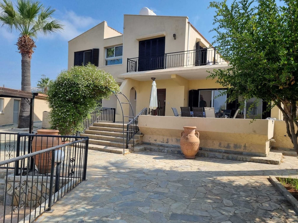 Impeccable 3-bed Villa in Tala - Paphos