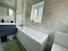 4-bed House Sleeps 7 With Garden