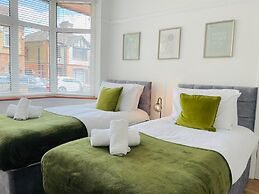 4-bed House Sleeps 7 With Garden