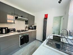 4-bed House Sleeps 7 With Garden