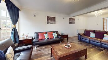 Charming 5-bed House in Grays