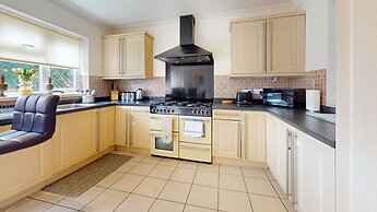 Charming 5-bed House in Grays